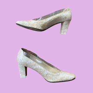 VINTAGE CREAM PEARLESCENT MARBLE PUMPS